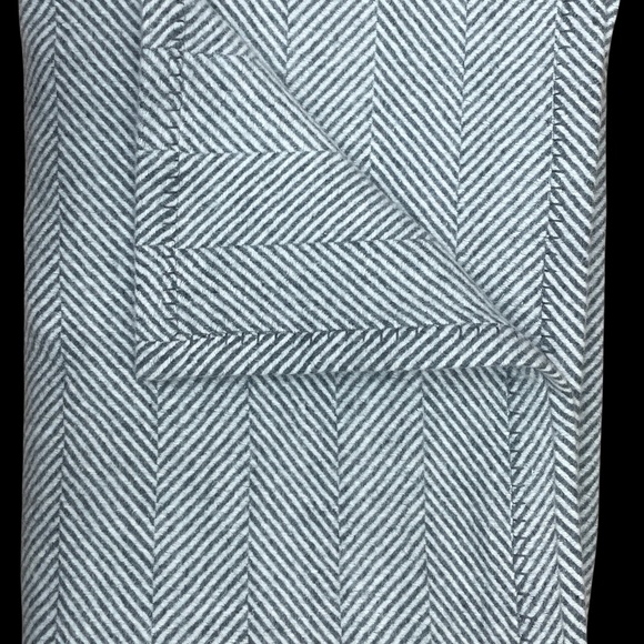 100% Wool Grey and Ivory Soft Herringbone Throw Blanket 53"x69" - Picture 12 of 12